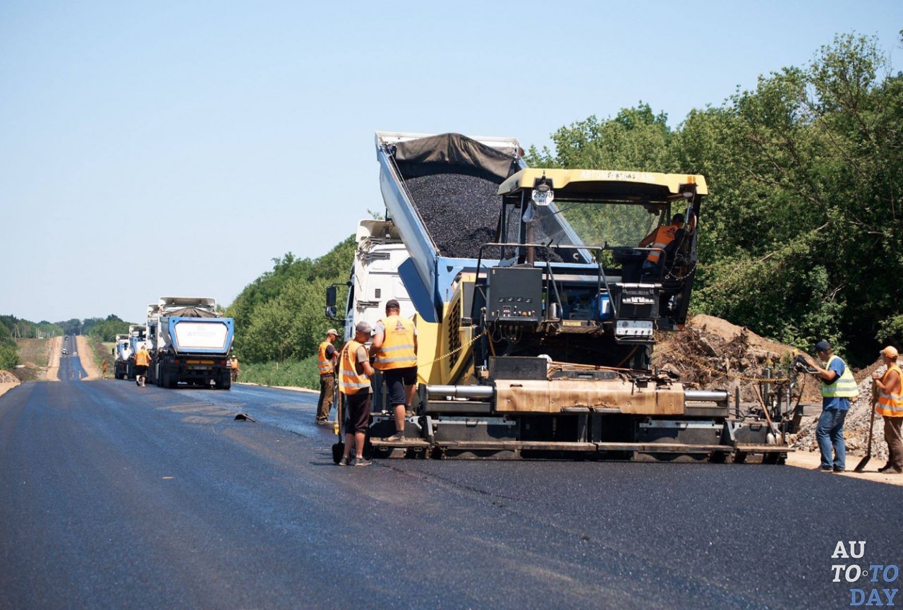 Чтобы уложиться в три месяца, автодорогу Запорожье-Мариуполь некоторые подрядчики ремонтируют даже ночью Чтобы уложиться в три месяца, автодорогу Запорожье-Мариуполь некоторые подрядчики ремонтируют даже ночью