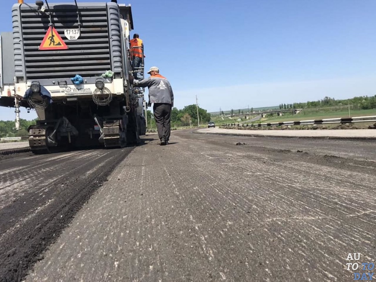 Чтобы уложиться в три месяца, автодорогу Запорожье-Мариуполь некоторые подрядчики ремонтируют даже ночью Чтобы уложиться в три месяца, автодорогу Запорожье-Мариуполь некоторые подрядчики ремонтируют даже ночью