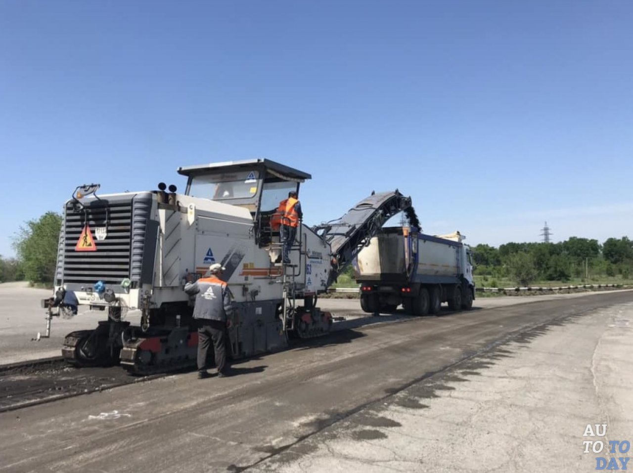 Чтобы уложиться в три месяца, автодорогу Запорожье-Мариуполь некоторые подрядчики ремонтируют даже ночью Чтобы уложиться в три месяца, автодорогу Запорожье-Мариуполь некоторые подрядчики ремонтируют даже ночью