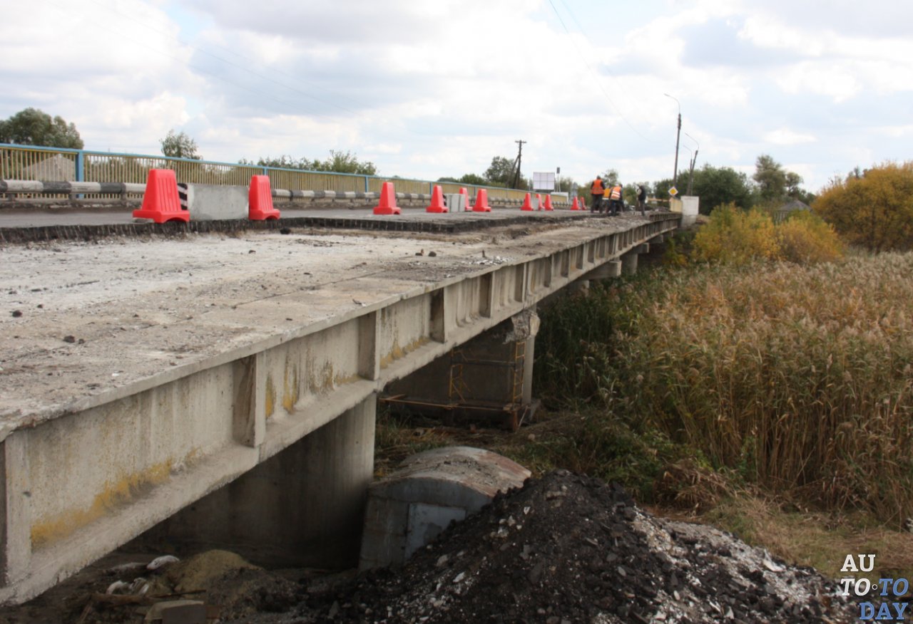 В Луганской области продолжается капремонт старого моста через реку Красная В Луганской области продолжается капремонт старого моста через реку Красная