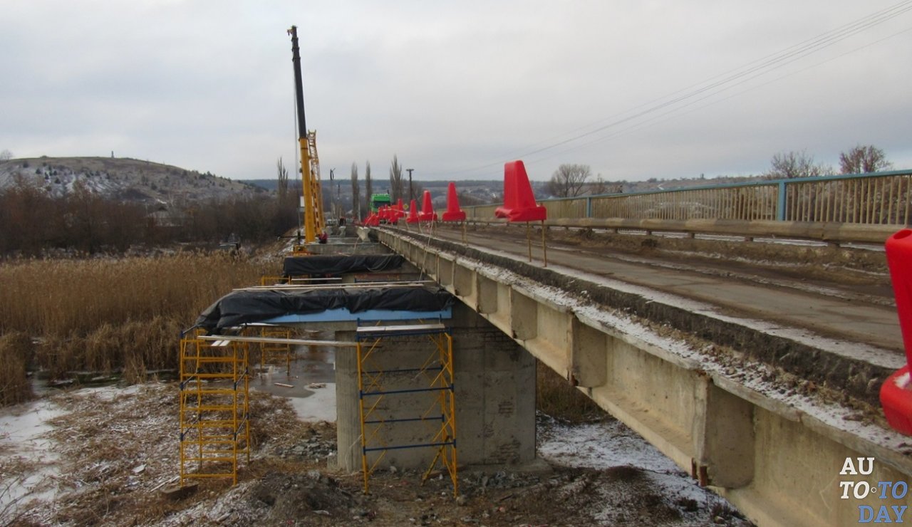 В Луганской области продолжается капремонт старого моста через реку Красная В Луганской области продолжается капремонт старого моста через реку Красная