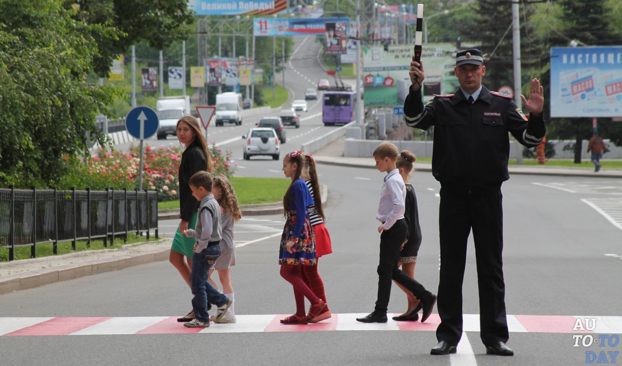 Пропуск детей на пешеходном переходе Пропуск детей на пешеходном переходе