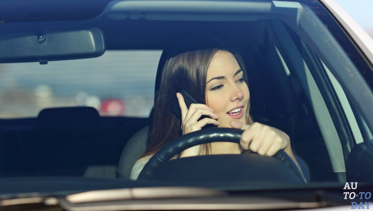 Разговор по телефону за рулём