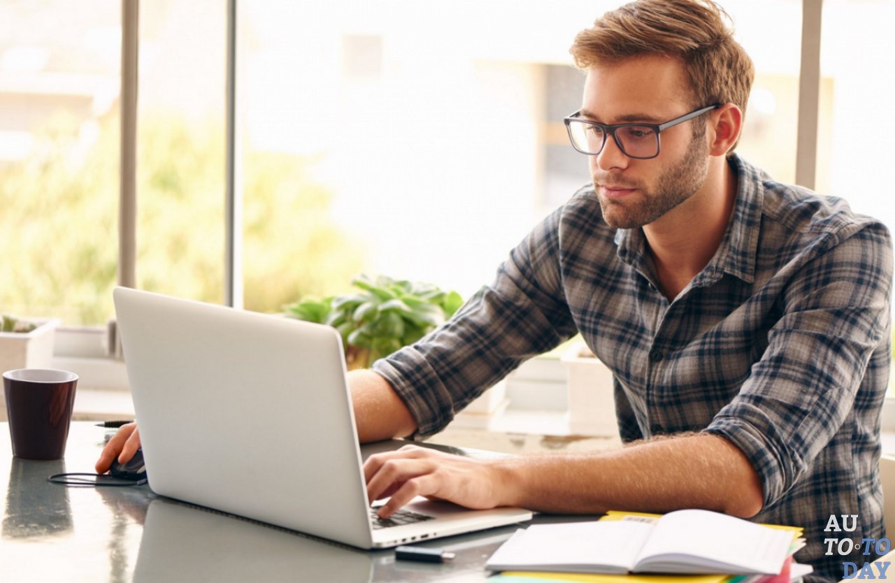 Мужчина за ноутбуком Мужчина за ноутбуком