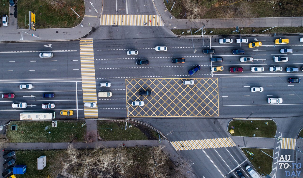 Движение автомобилей по дорожной разметке Движение автомобилей по дорожной разметке