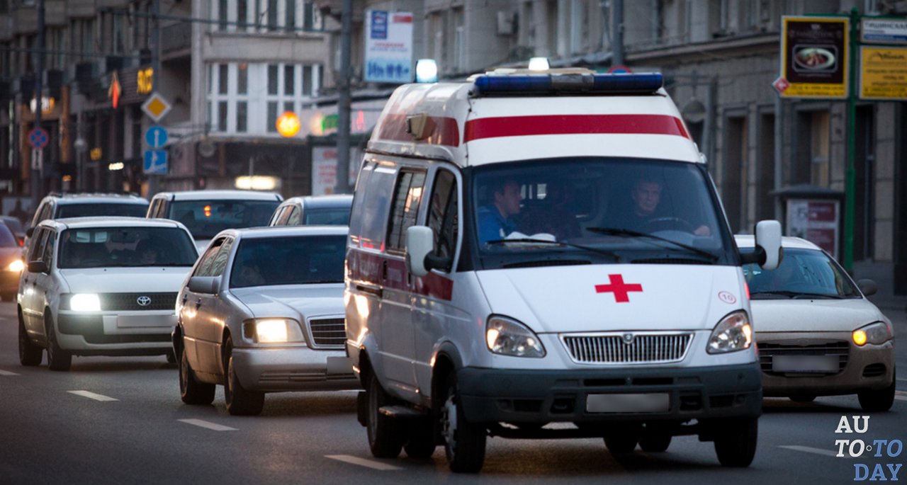 Машина скорой помощи на дороге Машина скорой помощи на дороге