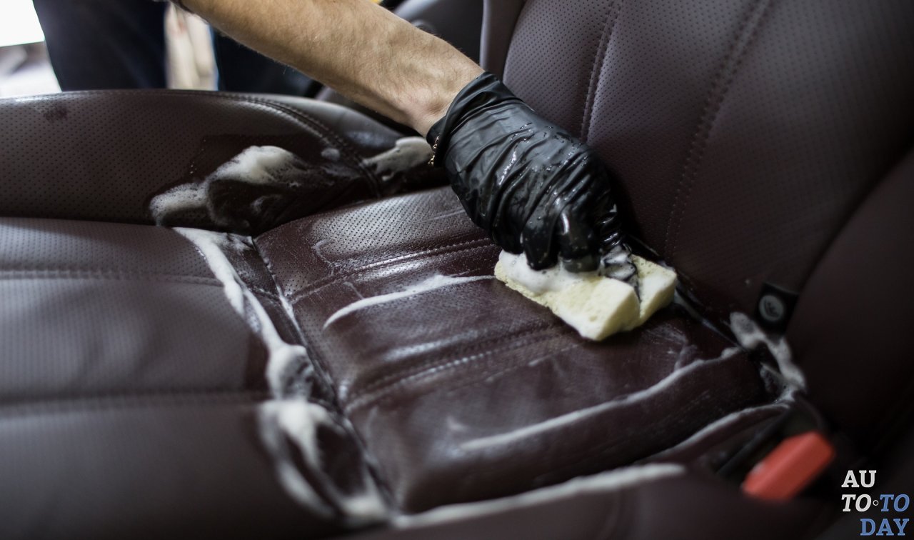 Мойка кожаного салона раствором порошка Мойка кожаного салона раствором порошка