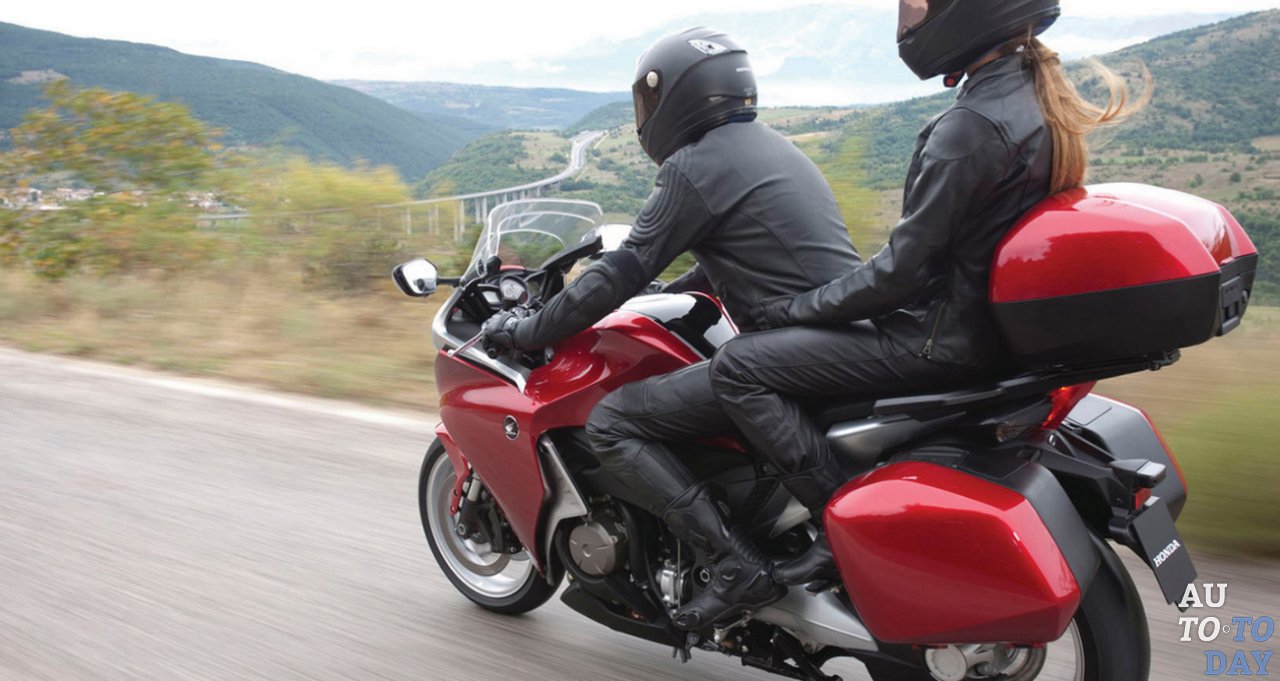 Перевозка пассажира на мотоцикле