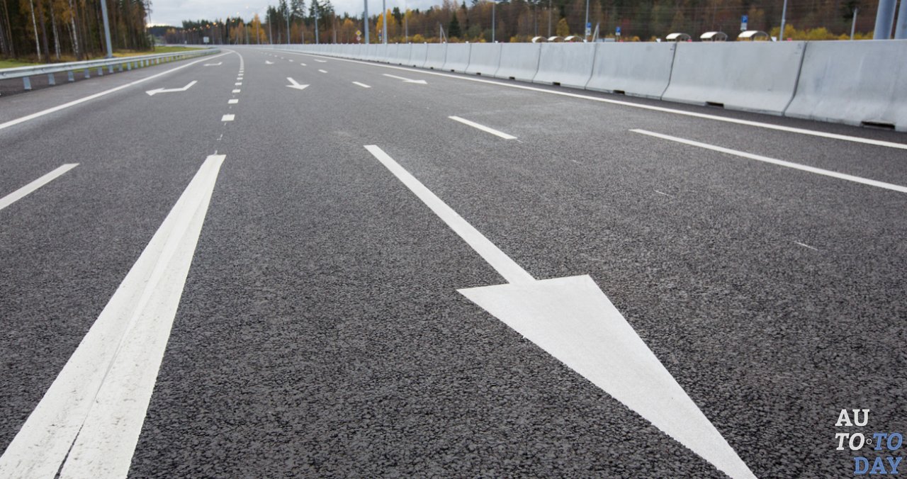 Дорога с четырьмя полосами движения