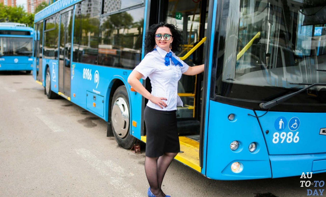 Женщина-водитель троллейбуса Женщина-водитель троллейбуса