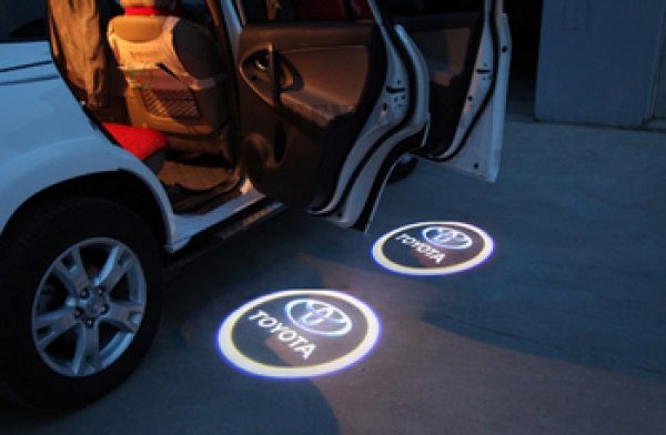 Подсветка двери автомобиля с логотипом