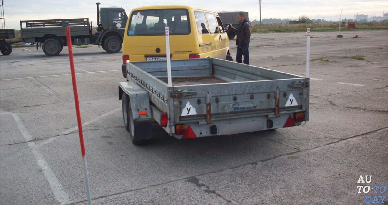 Учебная езда на машине с прицепом