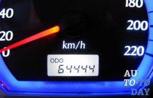 Одометр показывает пробег