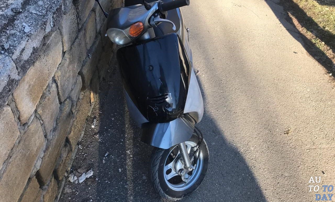 Скутер на тротуаре Скутер на тротуаре