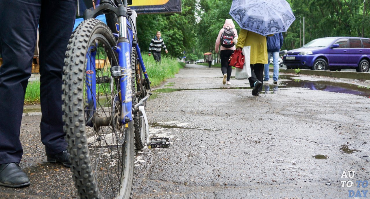 Ведение велосипеда по тротуару Ведение велосипеда по тротуару