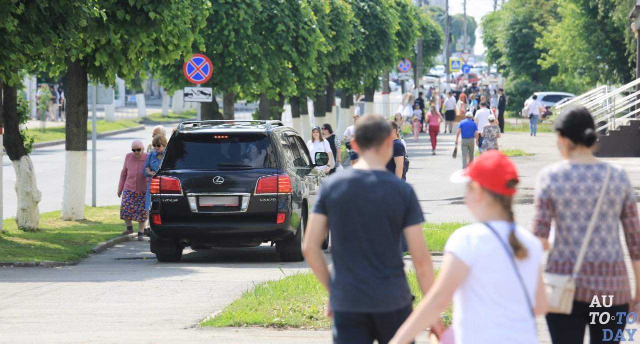 Езда по тротуару: штраф за езду на машине и скутере, есть ли скидка, когда  разрешено проехать