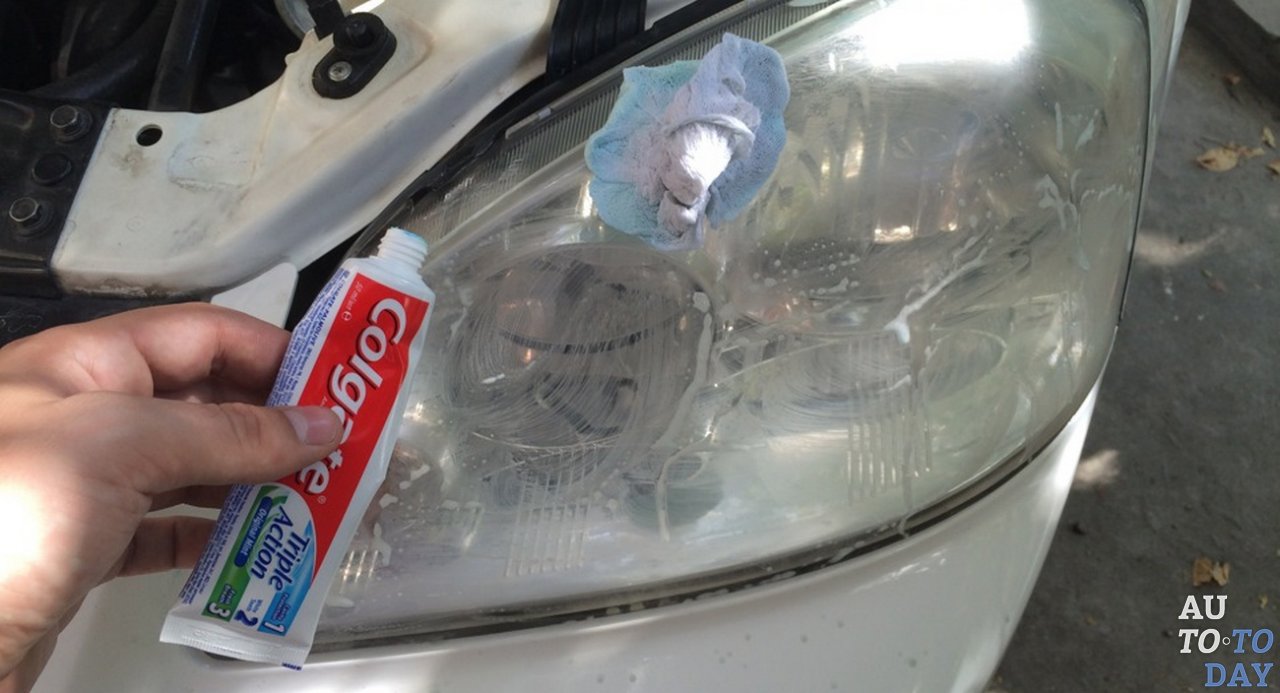 Как отполировать стекло автомобиля своими руками. Полировка фар Вольво ы80. Полировка фар зубной пастой. Полировка пластиковых фар. Зубная паста для фар.