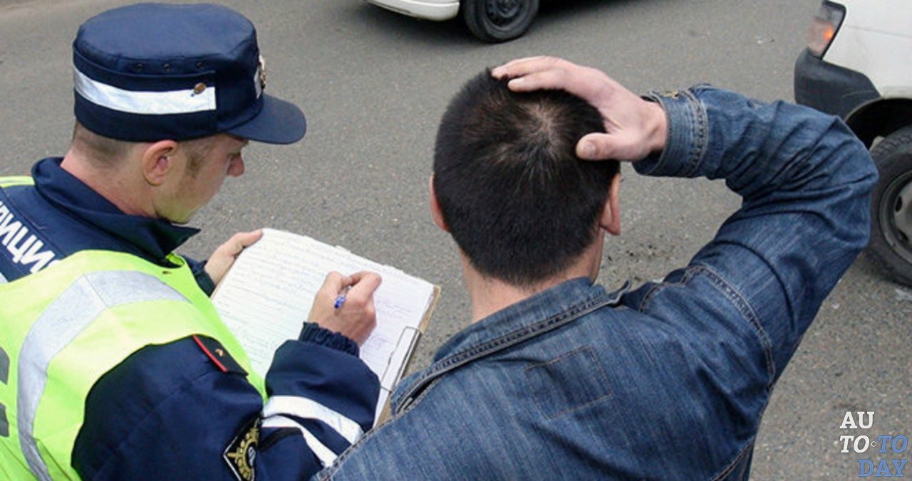 Сотрудник ГИБДД выписывает штраф Сотрудник ГИБДД выписывает штраф