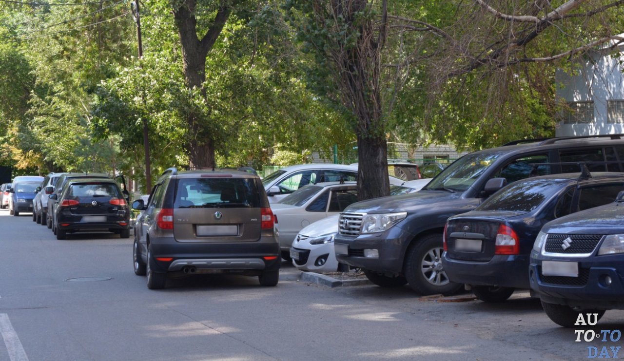 Два 2 ряда. Парковка вторым рядом. Стоянка в два ряда. Машина припаркована на проезжей части. Парковка во втором ряду.