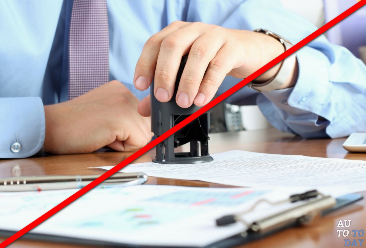 Человек ставит печать