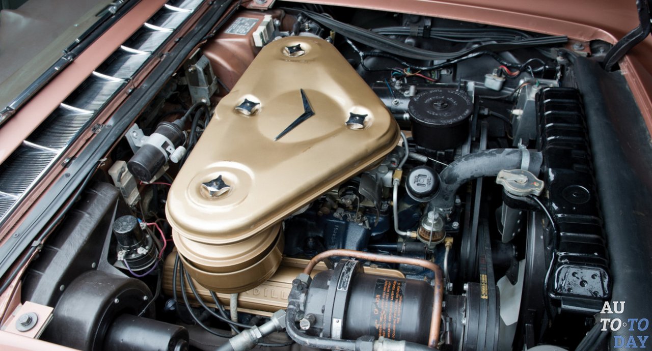 Ретро автомобиль под капотом Ретро автомобиль под капотом