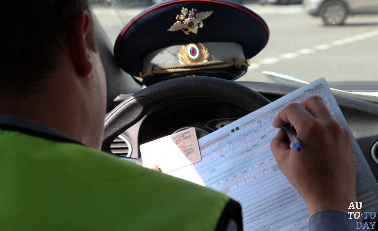 Гаишник выписывает штраф