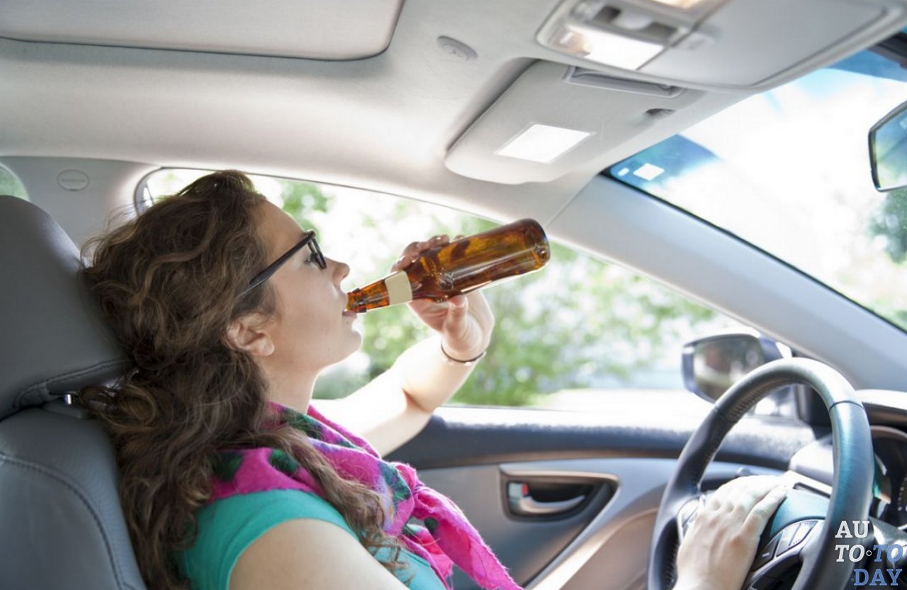 Девушки пьёт за рулём