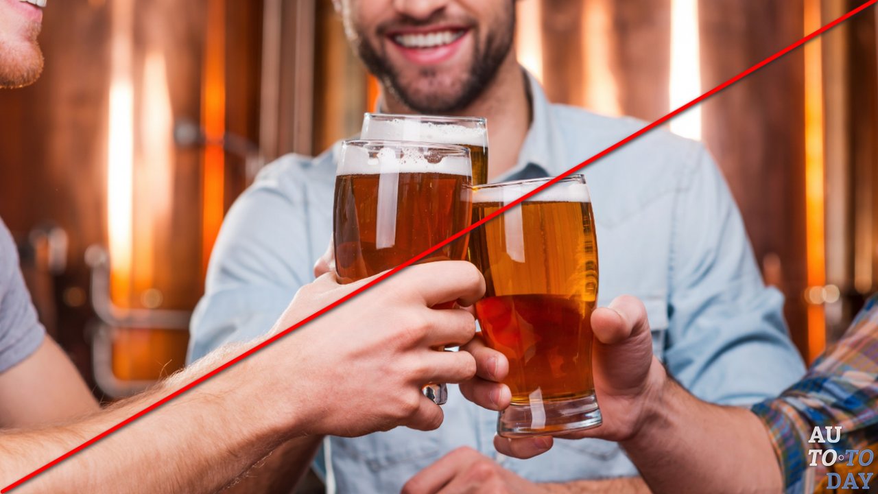 Мужчины пьют алкоголь