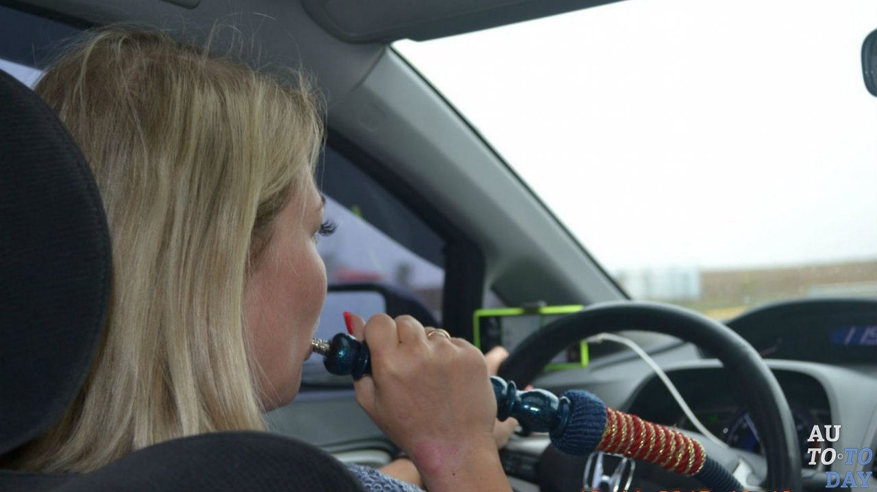 Курение кальяна за рулём Курение кальяна за рулём