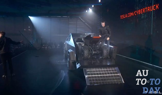 Презентация Tesla захватывает дух: электрический квадроцикл Cyberquad заехал на Cybertruck