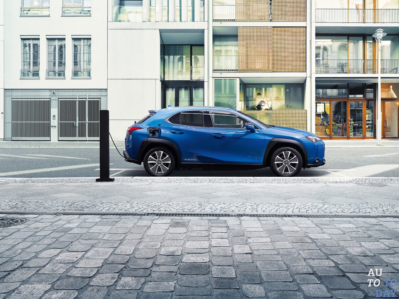 Lexus показал первый серийный электромобиль UX 300e Lexus показал первый серийный электромобиль UX 300e